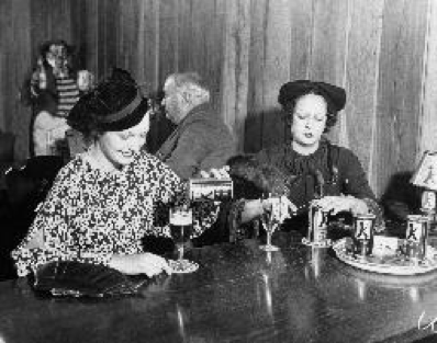 Zwei Frauen trinken Bier